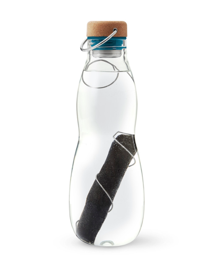 Skleněná láhev s aktivním uhlím, Black + Blum, přibližná cena 949 Kč
