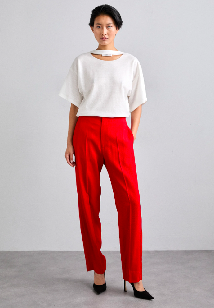 Červené kalhoty, VICTORIA BECKHAM, 15600 Kč.
Červené kalhoty, VICTORIA BECKHAM, 15600 Kč.