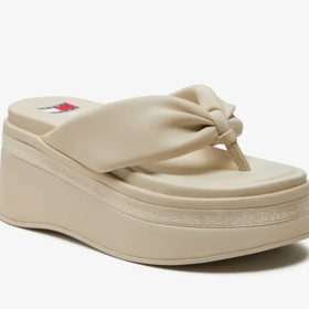 Žabky, Tommy Jeans, 2490 Kč. 
