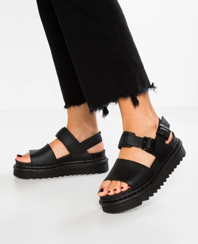 Sandály na platformě, Dr. Martens, 3340 Kč.
Sandály na platformě, Dr. Martens, 3340 Kč.