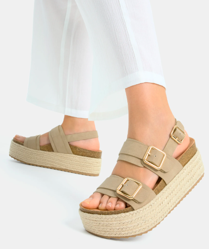 Sandály na platformě, Bershka, 999 Kč.
Sandály na platformě, Bershka, 999 Kč.