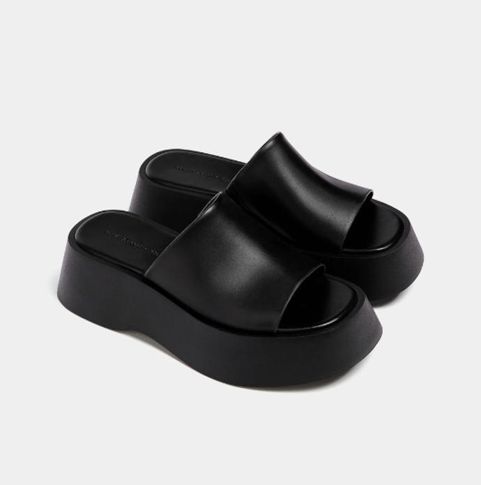 Pantofle na platformě, PULL&BEAR, 699 Kč.
Pantofle na platformě, PULL&BEAR, 699 Kč.