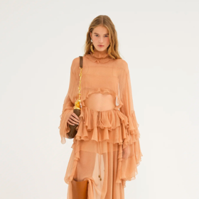 Top s volány, Chloé, 2390 eur. 

Sukně, Chloé, 1690 eur. 
