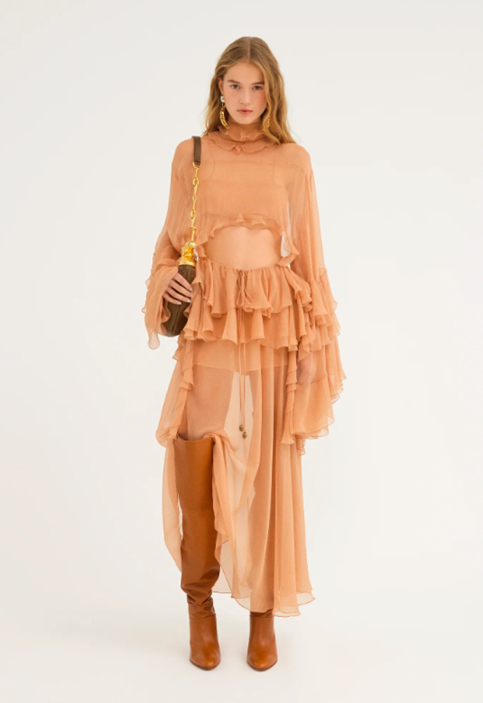 Top s volány, Chloé, 2390 eur. 

Sukně, Chloé, 1690 eur. 
