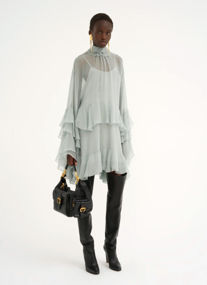 Šaty s volány, Chloé, 3290 eur. 
