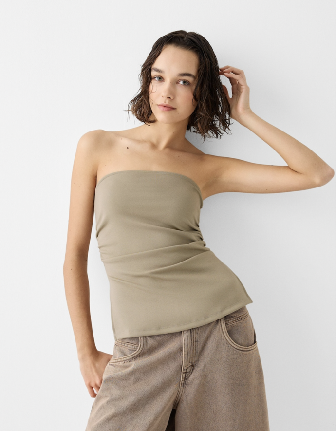 Pletený bandeau top Ponte di Roma s nabíranými detaily, Bershka, 299 Kč

