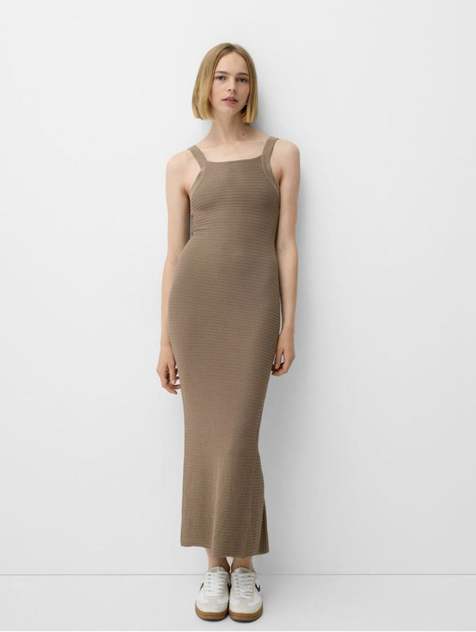 Ažurové midi šaty na ramínka, Bershka, 849 korun
