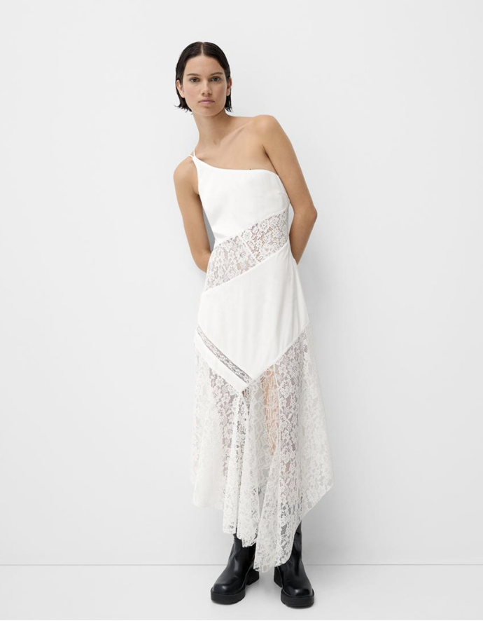 asymetrické šaty s krajkou, Blond krajkové asymetrické midi šaty, Bershka, 1 299 KČ
