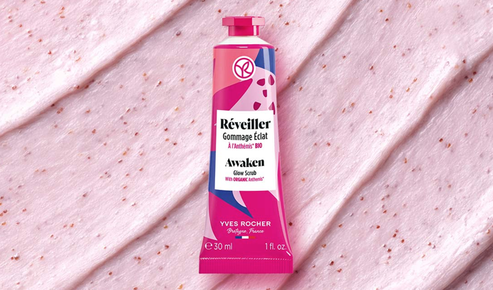 Rozjasňující peeling s ramenem sličným jemně odstraňuje odumřelé kožní buňky a nečistoty a pleť okamžitě projasňuje. 139 Kč
