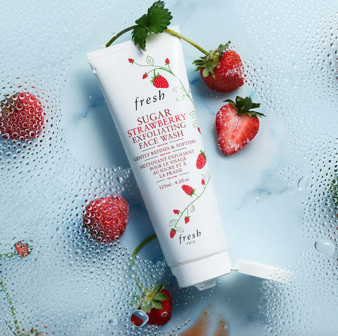 Sugar Strawberry Exfoliating Face Wash je jemný čisticí a exfoliační přípravek na obličej, který odstraňuje nečistoty a čistí póry pro dosažení neuvěřitelně zářivé vyhlazené a hladké pokožky. Tento exfoliační čisticí přípravek na obličej obsahuje dvě velikosti krystalů cukru, které se na pokožce postupně rozpouštějí a čistí póry pro dosažení zářivější pleti, zatímco výtažek z jahodových semínek dodává pokožce jas a zdravý a tonizující vzhled. Tento krémový čisticí přípravek jemně provádí exfoliaci pokožky, odstraňuje přebytečný kožní maz, nečistoty a make-up, přičemž udržuje pokožku hydratovanou a vyrovnává její pH. 299 Kč
