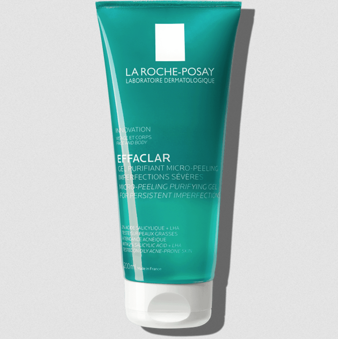 EFFACLAR čistící peelingový gel pomáhá odstraňovat přetrvávající nedokonalosi pleti včetně stop po akné a předchzet jejich opětovnému výskytu.
