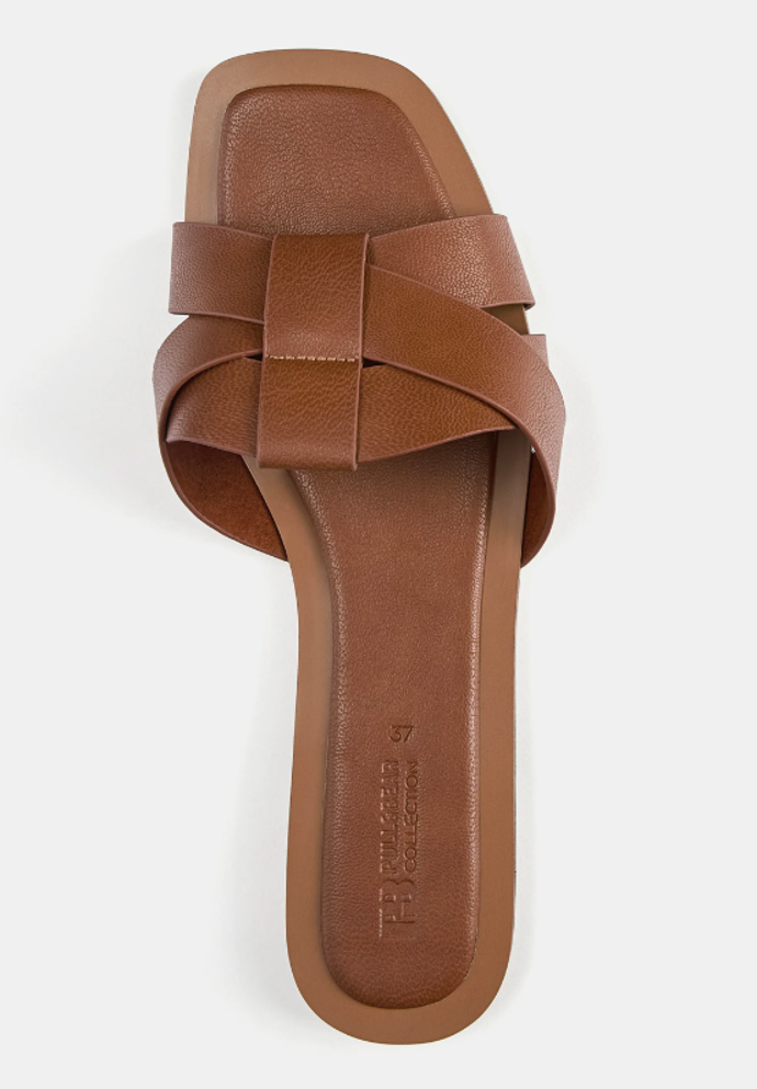 Pantofle, PULL&BEAR, 589 Kč. 
