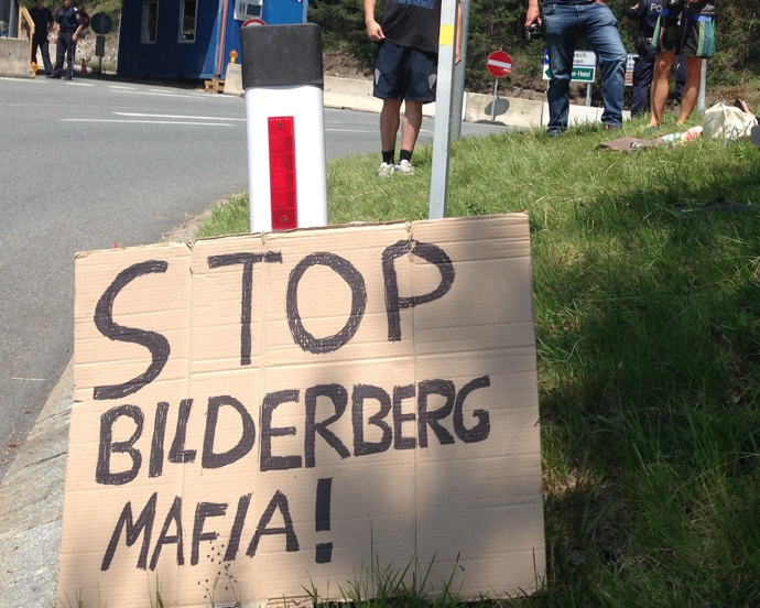 Každoročně vyvolává sjezd nejmocnějších lidí planety velké demonstrace
