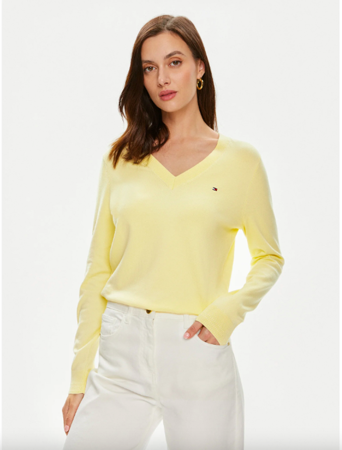 Žlutý svetr Tommy Hilfiger, 2490 Kč
