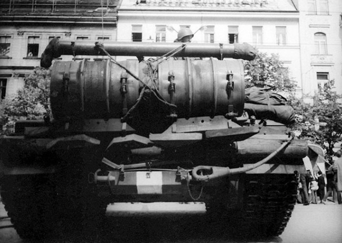 Tanky v centru Prahy byly pro obyvatele šokem
Tanky v centru Prahy byly pro obyvatele šokem