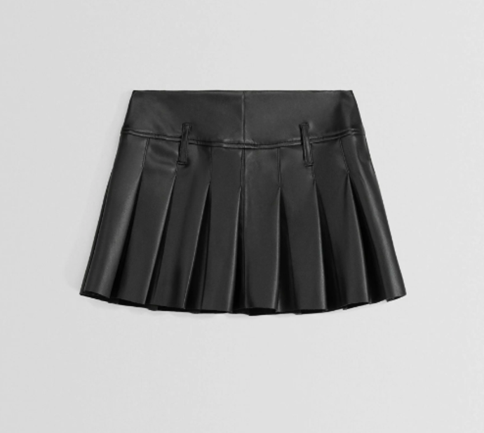 Skládaná sukně, Bershka, 579 Kč.
Skládaná sukně, Bershka, 579 Kč.