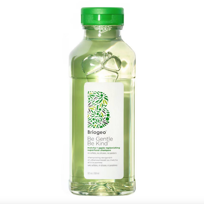 Šampon Be Gentle Be Kind Matcha Apple Shampoo je výživný a bohatý na živiny, inspirovaný detoxikační šťávou, ideální pro suché vlasy, které využívají sílu mastných kyselin, vitamínů a minerálů z ovoce a zeleniny pro zdravý vzhled vlasů i pokožku hlavy. 790 Kč
