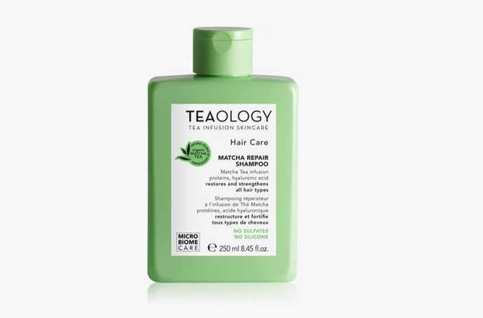 Šampon Hair Matcha Repair Shampoo pomůže efektivně odstranit z vlasů i pokožky hlavy veškeré nečistoty, mastnotu i zbytky stylingových a jiných kosmetických produktů. Vám dodá pocit svěžesti a čistoty, vaše vlasy a pokožku hlavy navíc ideálním způsobem připraví na další péči a podpoří účinky obsažených aktivních látek. 267 Kč
