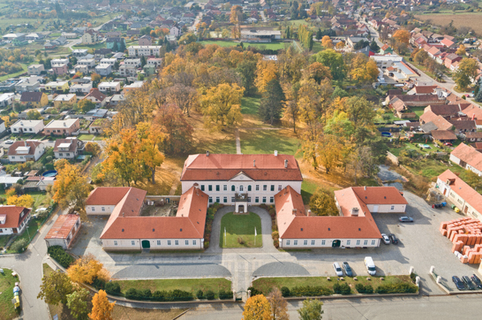 Zámek v Dukovanech shání nového majitele: Čeká na něj místo plné historie i luxusu
Zámek v Dukovanech shání nového majitele: Čeká na něj místo plné historie i luxusu