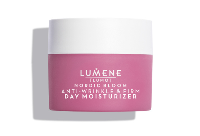 Denní krém s protivráskovým efektem, který hydratuje pleť, zlepšuje její pevnost a redukuje výskyt vrásek. Obsahuje komplex látek Nordic Berry Pre-Retinol (přírodní alternativu retinolu) a extrakt z brusinek bohatý na kvercetin. 790 Kč
Denní krém s protivráskovým efektem, který hydratuje pleť, zlepšuje její pevnost a redukuje výskyt vrásek. Obsahuje komplex látek Nordic Berry Pre-Retinol (přírodní alternativu retinolu) a extrakt z brusinek bohatý na kvercetin. 790 Kč