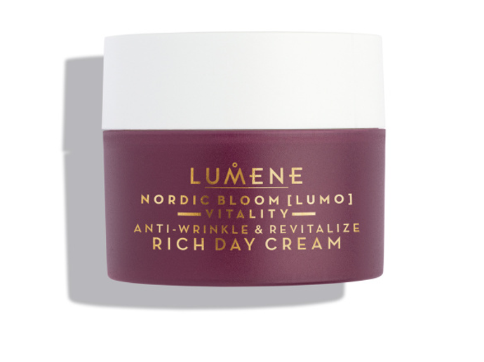 Denní krém pomáhá vyživovat suchou a zralou pleť po celý den, zatímco ji omlazuje a redukuje výskyt jemných linek a vrásek. Obsahuje komplex látek Nordic Berry Pre-Retinol (přírodní alternativu retinolu) a severskou vrbu. 890 Kč
Denní krém pomáhá vyživovat suchou a zralou pleť po celý den, zatímco ji omlazuje a redukuje výskyt jemných linek a vrásek. Obsahuje komplex látek Nordic Berry Pre-Retinol (přírodní alternativu retinolu) a severskou vrbu. 890 Kč