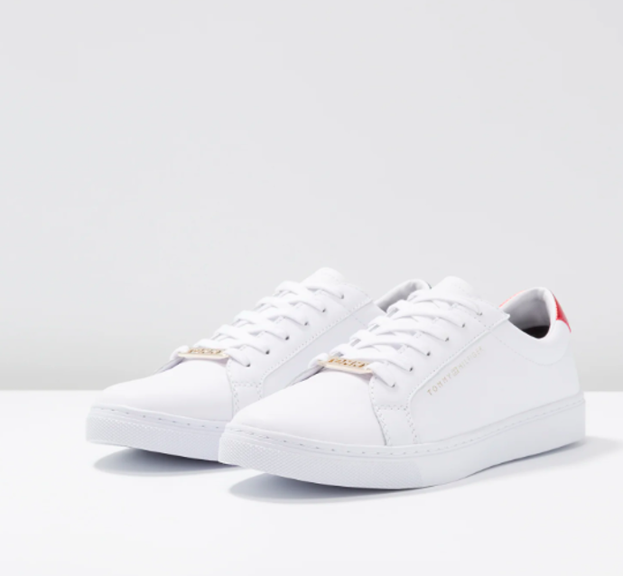 Tenisky, Tommy Hilfiger, 2400 Kč. 
