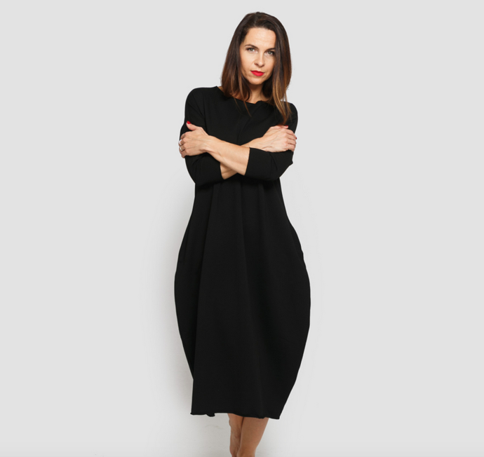 Trendy, superpohodlné černé oversize šaty s kapsami z absolutně příjemné a lehké teplákoviny. Nápaditý a originální střih s minimalisticky jednoduchým zakončením. Jsou tak pohodlné a přesto vhodné do práce, do přírody i jako ležérní outfit na společenskou akci. 1449 Kč
Trendy, superpohodlné černé oversize šaty s kapsami z absolutně příjemné a lehké teplákoviny. Nápaditý a originální střih s minimalisticky jednoduchým zakončením. Jsou tak pohodlné a přesto vhodné do práce, do přírody i jako ležérní outfit na společenskou akci. 1449 Kč