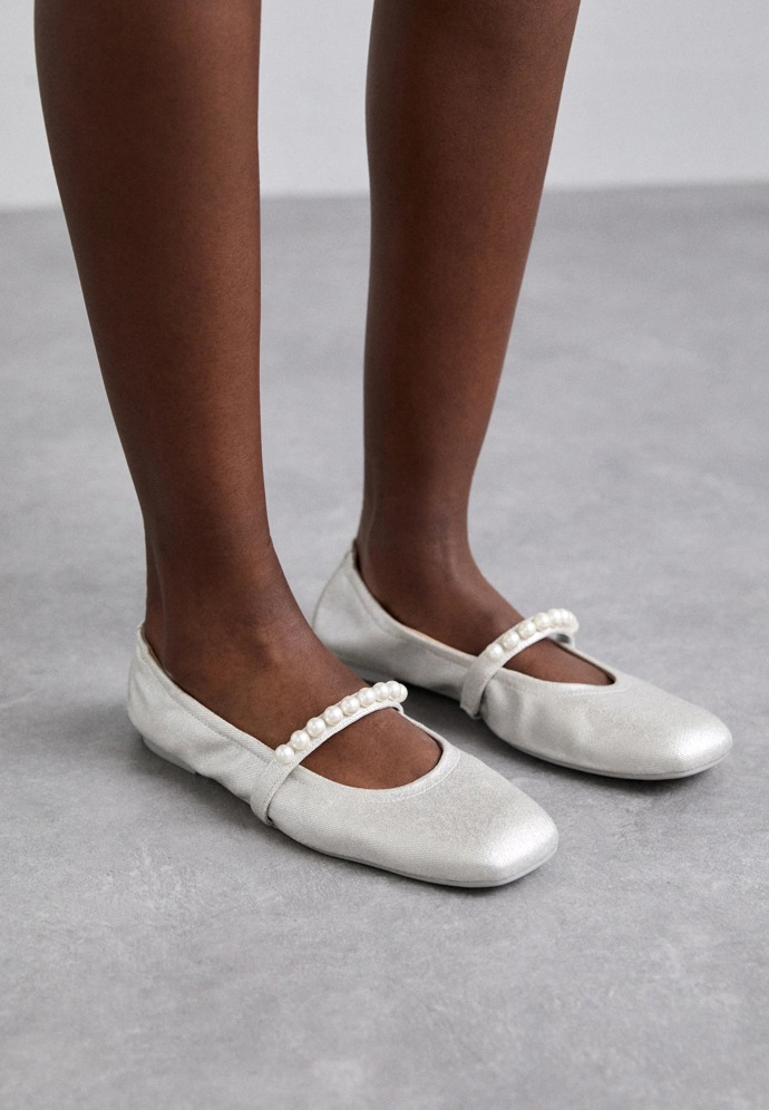 Saténové baleríny, Stuart Weitzman, 10 200 Kč
