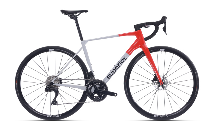 Superior X-ROAD 9.5 GF spojuje závodní karbonový rám s dostupnou silniční sadou Shimano 105. O
pohodlí se na kole postarají lehká zapletená kola DT Swiss a pláště Schwalbe se šířkou 30 mm. Díky technologii ICR (Internal Cable Routing) na kole neuviditíte jediný kabel. Oceníte také karbonovou sedlovku se sedlem Díky prostupnosti rámu plášťů až do šířky 40 mm a chytrým detailům, jako skryté montážní body pro uchycení blatníků, můžete kolo využívat prakticky po celý rok.
