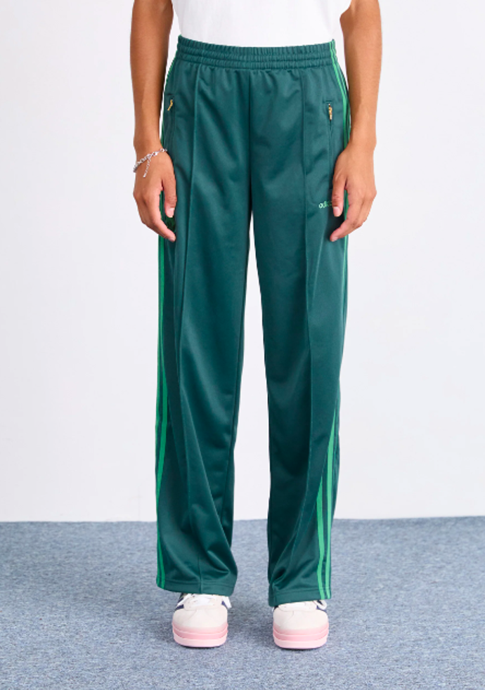 Tepláky, Adidas, 1800 Kč
Tepláky, Adidas, 1800 Kč