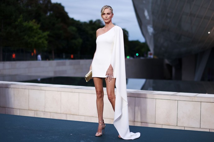 Charlize Theron zvolila asymetrické šaty.
Charlize Theron zvolila asymetrické šaty.