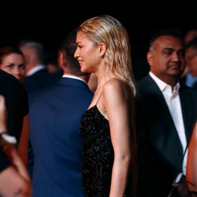 Zendaya oblékla krásné třpytivé šaty.

