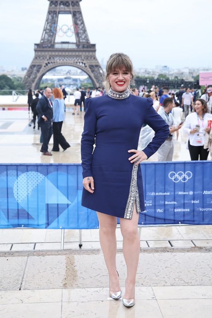 Kelly Clarkson zvolila modré šaty se zajímavými detaily.
Kelly Clarkson zvolila modré šaty se zajímavými detaily.