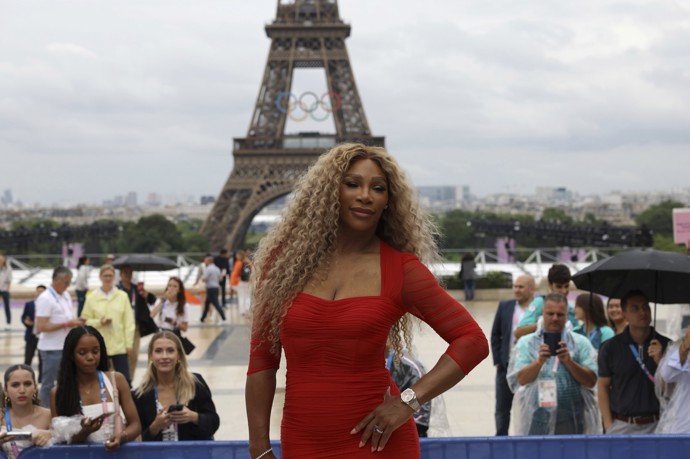 Serena Williams zazářila v červených šatech.
Serena Williams zazářila v červených šatech.