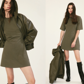 Tričkové šaty s ramenními vycpávkami, H&M, 479 Kč
