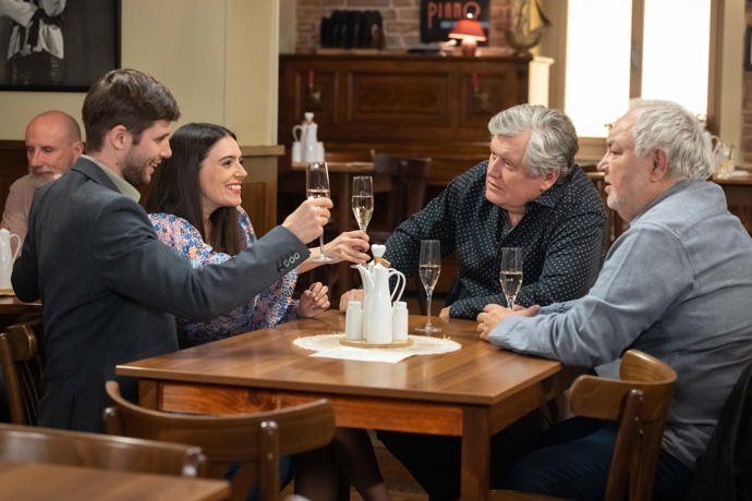 Nekonečný seriál Ulice sleduje dramatické příběhy několika rodin a domácností
