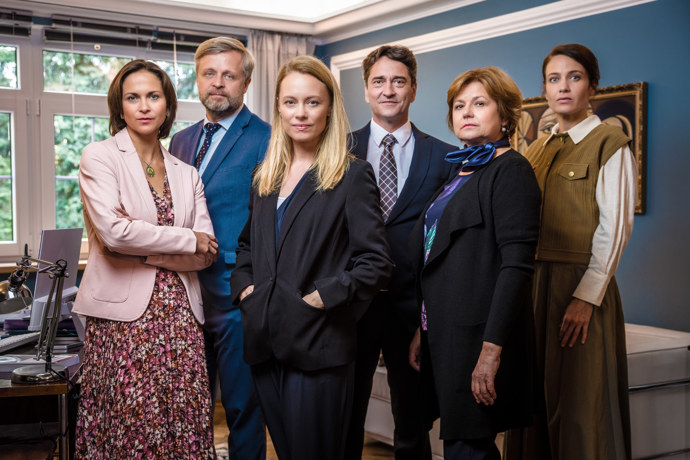 Nekonečný seriál Ulice sleduje dramatické příběhy několika rodin a domácností
