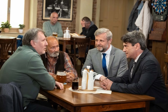 Nekonečný seriál Ulice sleduje dramatické příběhy několika rodin a domácností
