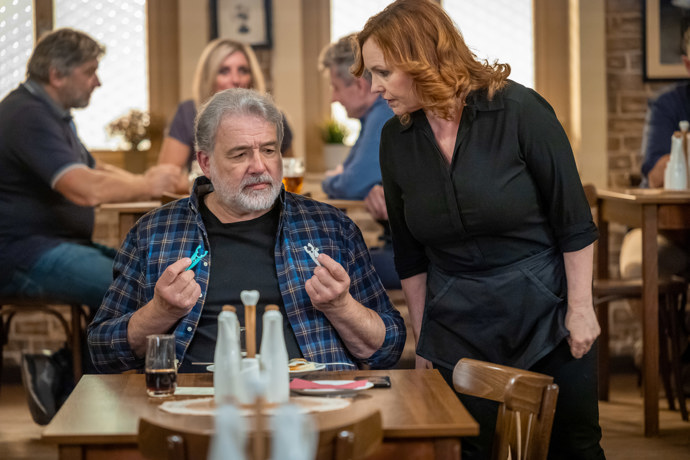 Nekonečný seriál Ulice sleduje dramatické příběhy několika rodin a domácností
