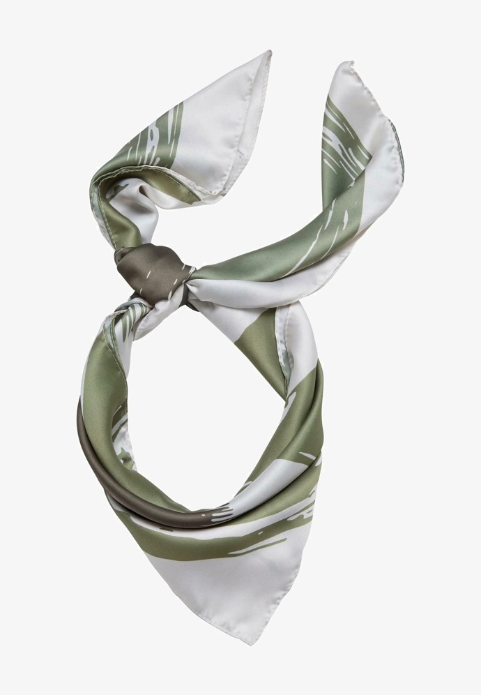 Šátek, Urban Classics, 450 Kč
Šátek, Urban Classics, 450 Kč