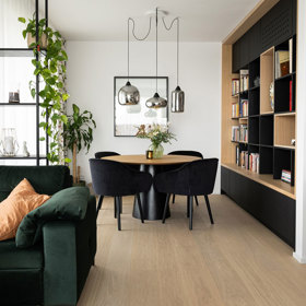 Představujeme interiér, který v sobě spojuje eleganci s originalitou: Byt v novostavbě vyniká černými dřevodekory, dubovou dýhou a sofistikovaným designem.
Představujeme interiér, který v sobě spojuje eleganci s originalitou: Byt v novostavbě vyniká černými dřevodekory, dubovou dýhou a sofistikovaným designem.