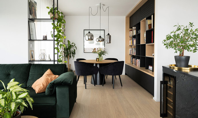 Představujeme interiér, který v sobě spojuje eleganci s originalitou: Byt v novostavbě vyniká černými dřevodekory, dubovou dýhou a sofistikovaným designem. 
