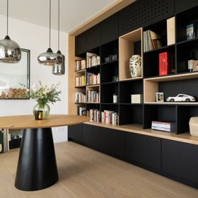 Představujeme interiér, který v sobě spojuje eleganci s originalitou: Byt v novostavbě vyniká černými dřevodekory, dubovou dýhou a sofistikovaným designem.
Představujeme interiér, který v sobě spojuje eleganci s originalitou: Byt v novostavbě vyniká černými dřevodekory, dubovou dýhou a sofistikovaným designem.