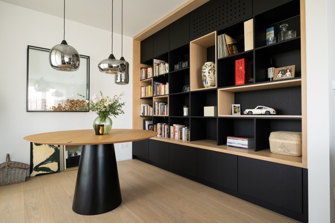 Představujeme interiér, který v sobě spojuje eleganci s originalitou: Byt v novostavbě vyniká černými dřevodekory, dubovou dýhou a sofistikovaným designem. 
