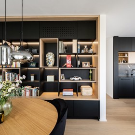 Představujeme interiér, který v sobě spojuje eleganci s originalitou: Byt v novostavbě vyniká černými dřevodekory, dubovou dýhou a sofistikovaným designem.
Představujeme interiér, který v sobě spojuje eleganci s originalitou: Byt v novostavbě vyniká černými dřevodekory, dubovou dýhou a sofistikovaným designem.