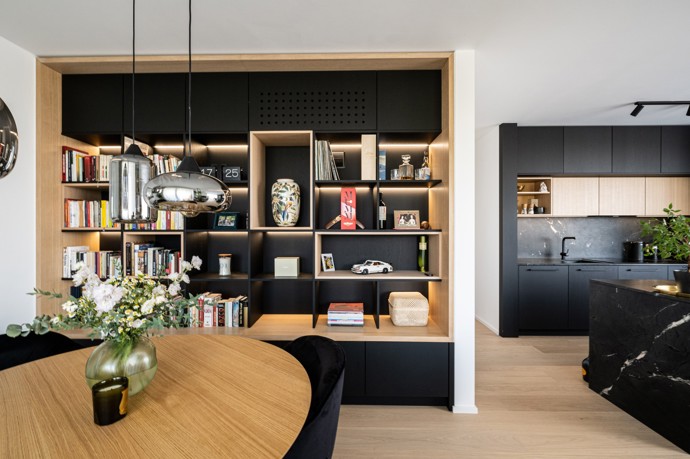 Představujeme interiér, který v sobě spojuje eleganci s originalitou: Byt v novostavbě vyniká černými dřevodekory, dubovou dýhou a sofistikovaným designem. 
