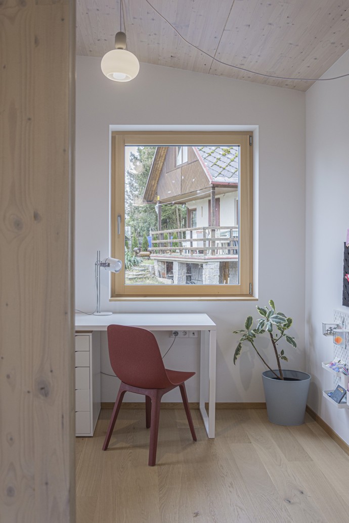Jedinečné řešení bydlení pro čtyřčlennou rodinu. Kombinace hlavního domu pro každodenní život a menšího domu pro práci, relaxaci či návštěvy umožňuje maximální flexibilitu prostoru. Díky promyšlenému designu, propojení s přírodou a využití přírodních materiálů vytváří tento dům harmonické prostředí, které se dokáže přizpůsobit potřebám svých obyvatel v průběhu dlouhých let.
Jedinečné řešení bydlení pro čtyřčlennou rodinu. Kombinace hlavního domu pro každodenní život a menšího domu pro práci, relaxaci či návštěvy umožňuje maximální flexibilitu prostoru. Díky promyšlenému designu, propojení s přírodou a využití přírodních materiálů vytváří tento dům harmonické prostředí, které se dokáže přizpůsobit potřebám svých obyvatel v průběhu dlouhých let.