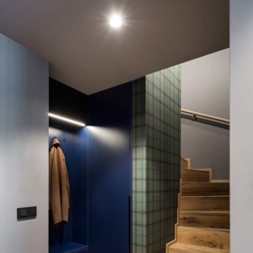 Elegantní mezonet v Karlíně, který patří mladému právníkovi, zaujme nejen svou tmavou barevnou paletou, ale i promyšleným minimalistickým designem. Původní dispozice bytu sice omezovala možnosti zásadních změn, ale díky chytrým úpravám a inspiraci londýnskými gentlemanskými kluby vznikl osobitý prostor plný sofistikovaných detailů.
Elegantní mezonet v Karlíně, který patří mladému právníkovi, zaujme nejen svou tmavou barevnou paletou, ale i promyšleným minimalistickým designem. Původní dispozice bytu sice omezovala možnosti zásadních změn, ale díky chytrým úpravám a inspiraci londýnskými gentlemanskými kluby vznikl osobitý prostor plný sofistikovaných detailů.