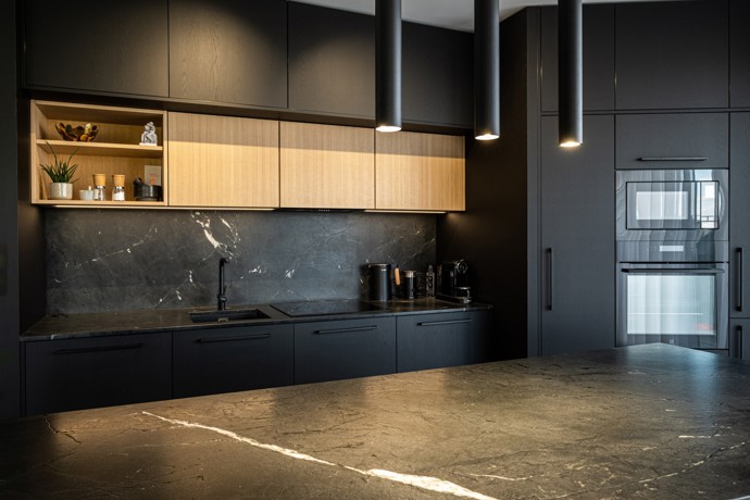 Představujeme interiér, který v sobě spojuje eleganci s originalitou: Byt v novostavbě vyniká černými dřevodekory, dubovou dýhou a sofistikovaným designem. 
