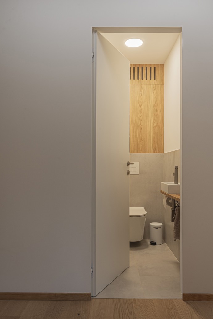 Jedinečné řešení bydlení pro čtyřčlennou rodinu. Kombinace hlavního domu pro každodenní život a menšího domu pro práci, relaxaci či návštěvy umožňuje maximální flexibilitu prostoru. Díky promyšlenému designu, propojení s přírodou a využití přírodních materiálů vytváří tento dům harmonické prostředí, které se dokáže přizpůsobit potřebám svých obyvatel v průběhu dlouhých let.
Jedinečné řešení bydlení pro čtyřčlennou rodinu. Kombinace hlavního domu pro každodenní život a menšího domu pro práci, relaxaci či návštěvy umožňuje maximální flexibilitu prostoru. Díky promyšlenému designu, propojení s přírodou a využití přírodních materiálů vytváří tento dům harmonické prostředí, které se dokáže přizpůsobit potřebám svých obyvatel v průběhu dlouhých let.